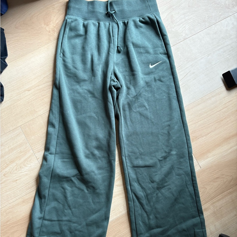 NEVER WORN HAS TAG Nike women’s Green Sweatpants